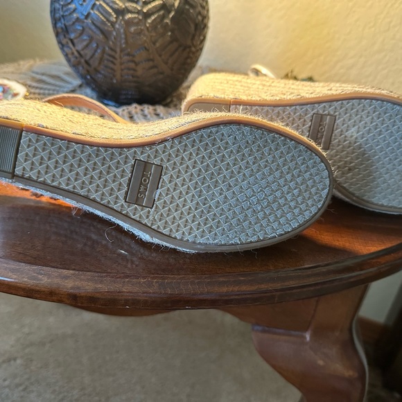 Toms canvas wedge sandals. - Picture 5 of 6